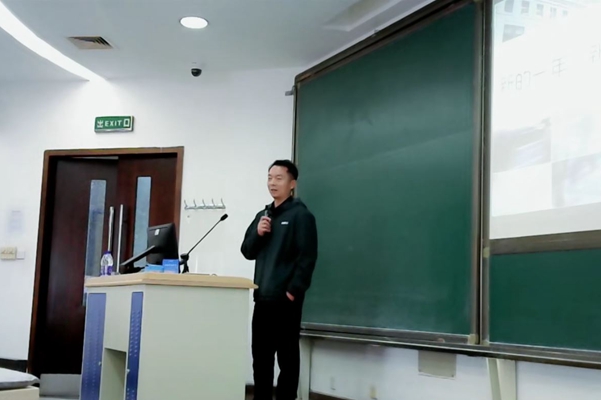 图8 张敏教授作学术总结与评价.JPG